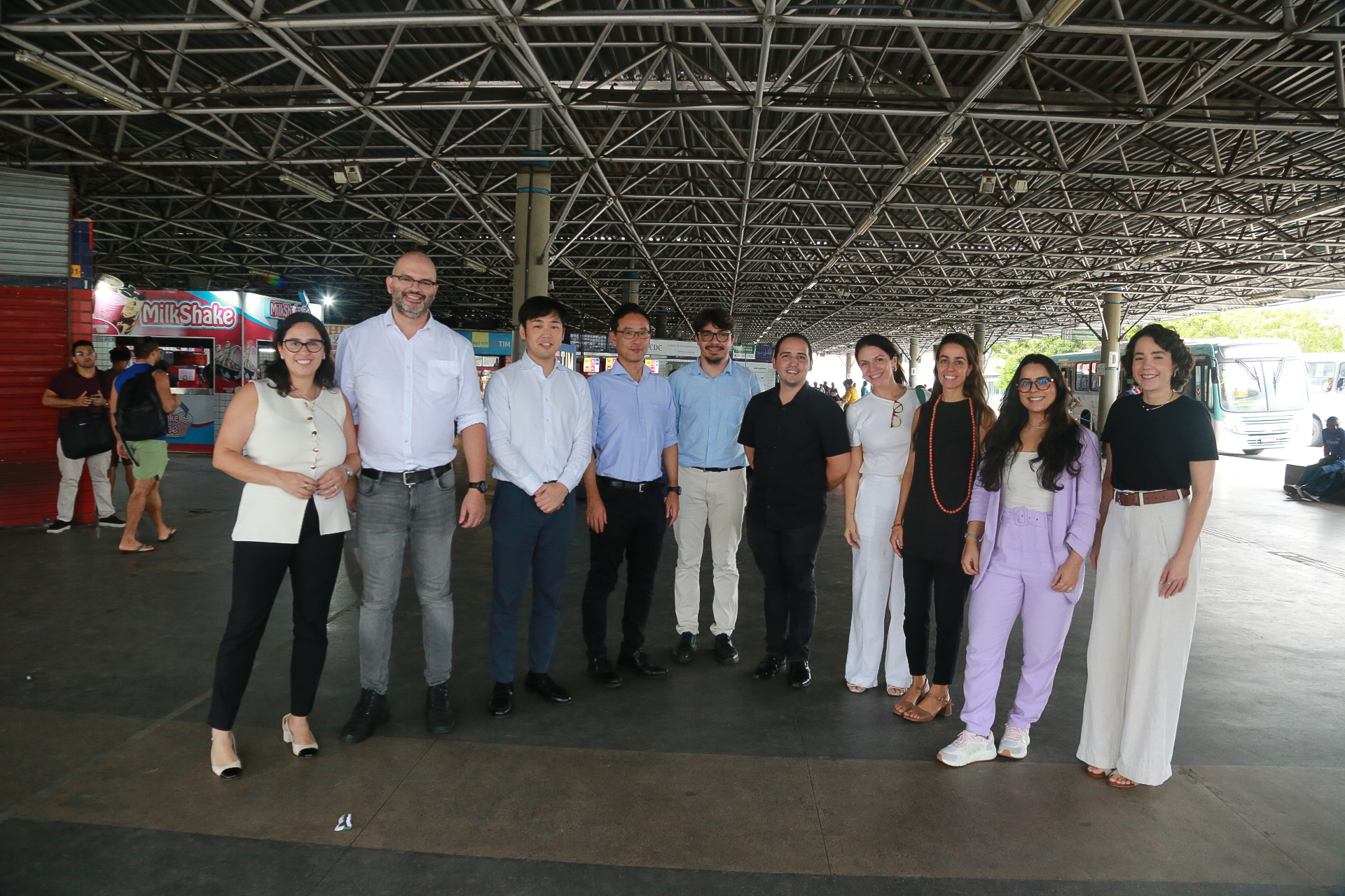 grupo de pessoas posa para a foto no terminal do siqueira
